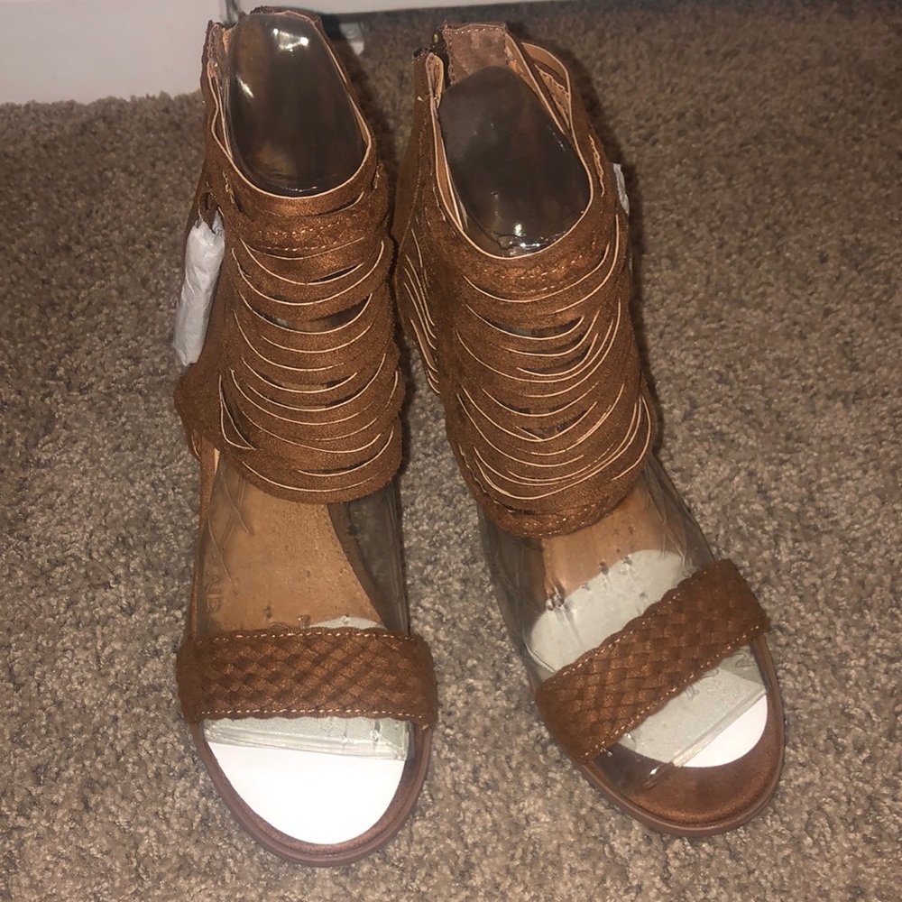 Brand new ! Size 7.5 gorgeous comfortable heels